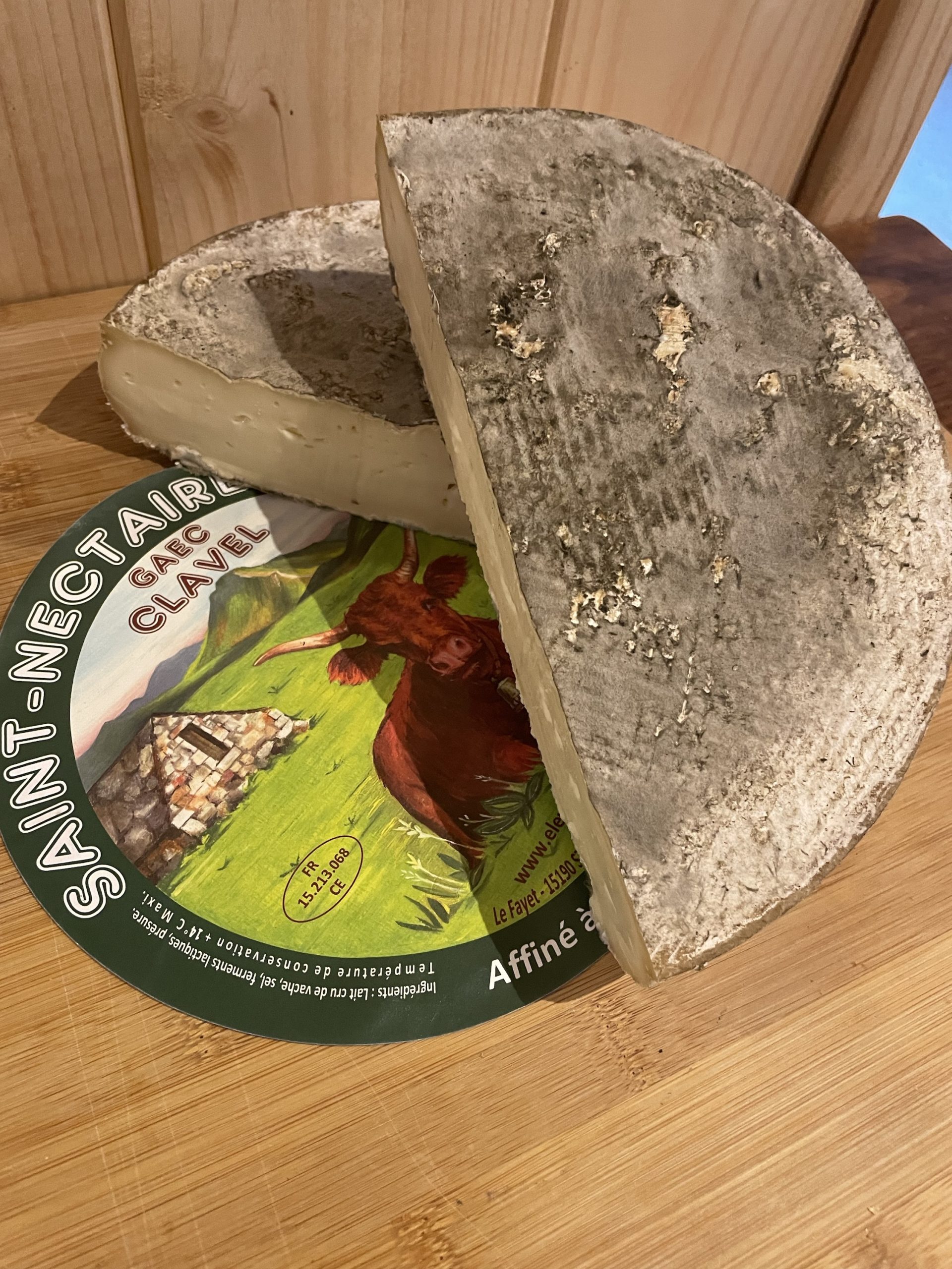 St Nectaire fermier AOP entier – Image 2